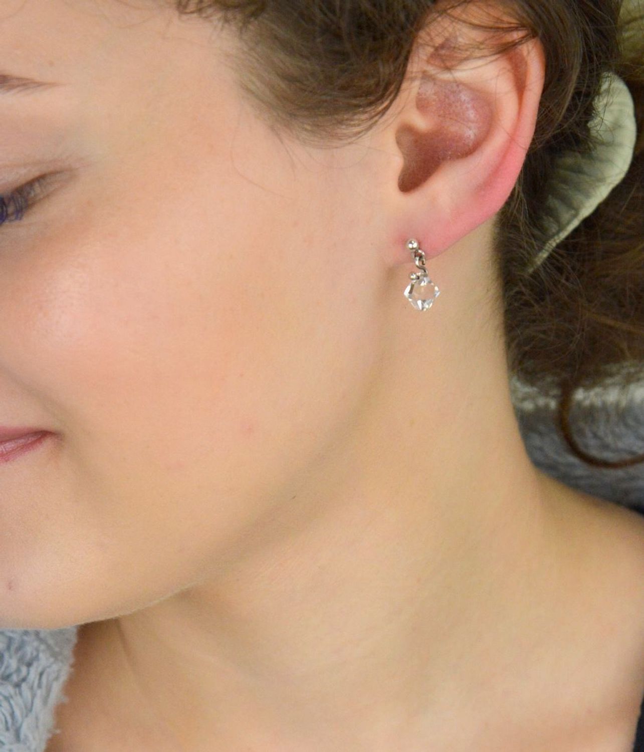 Elegancki naszyjnik damski ze srebra próby 925 z dwoma kółeczkami – jedno zdobione cyrkoniami. Subtelny design, idealny na prezent. Długość 41 + 3 cm, zapięcie karabińczyk.1.jpg